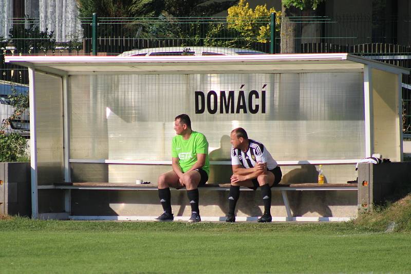 Finále Rebel Českého poháru. Fotbalisté Tišic (v zeleném) rozdrtili Mšeno 10:2.