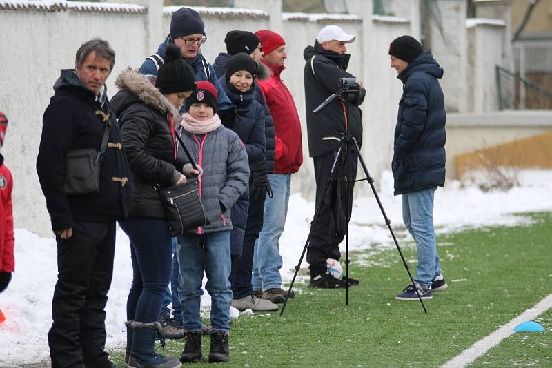 Starší přípravka FK Pšovka Mělník změřila v rámci zimní ligy na Vltavínu síly s dívčím týmem pražské Sparty.
