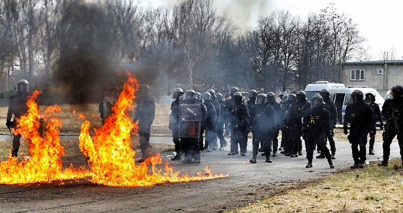 Spolanu obsadilo na 300 policistů pořádkové jednotky. Naštěstí jen v rámci cvičení.