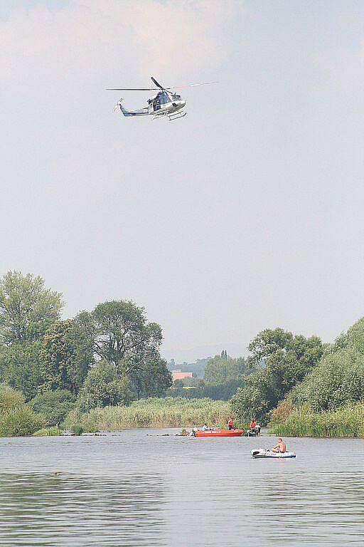 Hasiči na člunu a vrtulník vyrazili na pomoc převráceným rybářům