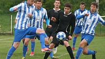 Fotbalisté FC Mělník (v černém) porazili v duelu prvního s druhým béčko Dobrovice 3:0 a vládnou skupině s desetibodovým náskokem.