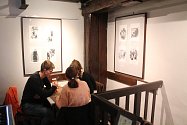 Výstava ilustrací a umělecké grafiky s názvem Tisky renomované výtvarnice, grafičky, ilustrátorky a výtvarné pedagožky Heleny Horálkové probíhá v těchto dnech v mělnické galerii Ve Věži.