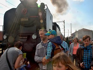 Parním vlakem z Prahy na Kokořínsko vyrazili cestující uplynulou sobotu. České dráhy, stejně jako loni, vypravily také letos zvláštní parní vlak tažený lokomotivou Bulík z roku 1935.