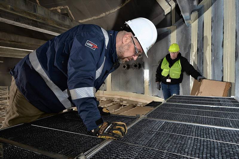 V Teplárně Energotrans v Horních Počaplech na Mělnicku došlo na přestavbu 140 metrů vysokého komína za pomoci největších jeřábů v České republice – při práci skutečně nepřehlédnutelných – a k osazení horního dílu nerezové vložky posloužil vrtulník.