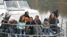 PLAVBA. Po  halloweenských soutěžích mířila strašidla  na loď, která je svezla na Vltavě.  Po dlouhé plavbě byly děti nadšené – a zmrzlé, a tak se těšily na čaj s dortem, které už na ně čekaly v přístavu.