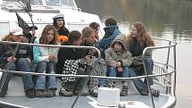 PLAVBA. Po  halloweenských soutěžích mířila strašidla  na loď, která je svezla na Vltavě.  Po dlouhé plavbě byly děti nadšené – a zmrzlé, a tak se těšily na čaj s dortem, které už na ně čekaly v přístavu.