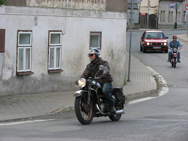 Milovníci veteránů vyrazili na Jízdu Kokořínskem.