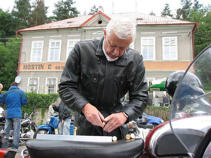 Milovníci veteránů vyrazili na Jízdu Kokořínskem.