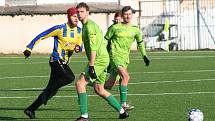 Fotbalisté FK Neratovice/Byškovice (žlutomodré dresy) v prvním přípravném utkání podlehli třetiligovému FK Loko Vltavín 3:4.