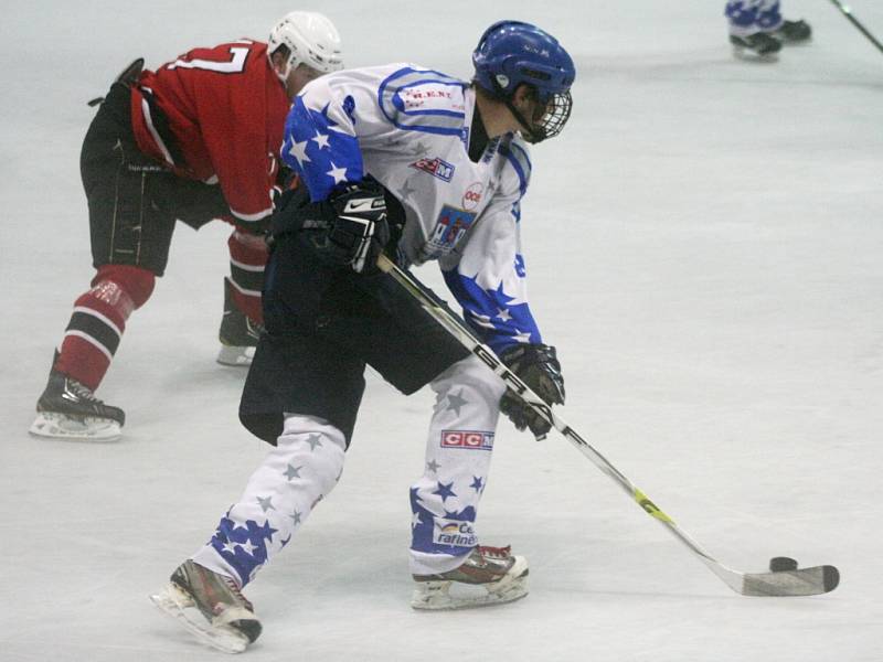 HK Kralupy (v bílém) - HC Poděbrady (4:5); 1. kolo krajské ligy; 13. září 2014