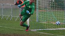 Fotbal, divize B, 14. kolo, Sokol Libiš (v modrém) vs. Neratovice 0:1 na penalty.