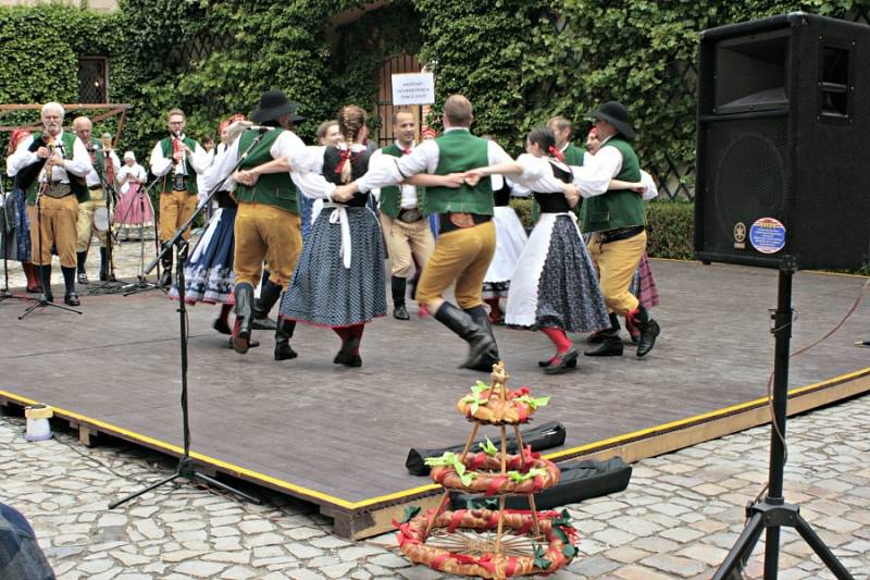 Mělník ožil letos již po jedenadvacáté folklórním festivalem Mělnický Vrkoč, který každý rok nabízí pestrou škálu lidových tradic z různých koutů republiky.