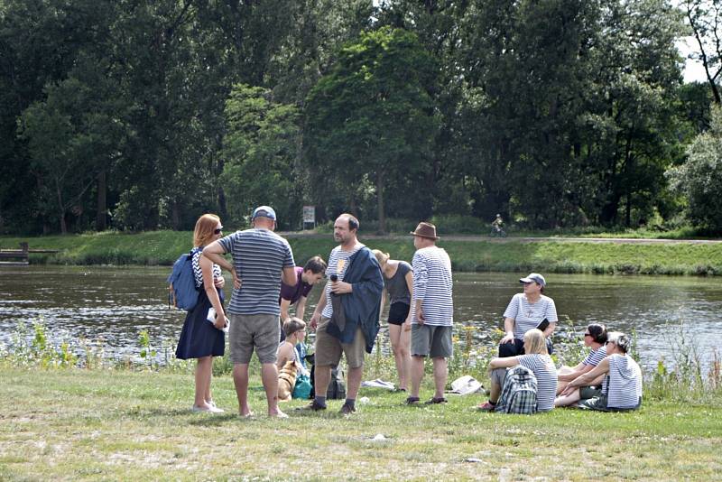 Náplavka před vinařstvím Bettiny Lobkowitz se v pátek zaplnila desítkami lidí převážně v námořnickém oblečení, kteří čekali na připlouvající loď Tajemství.