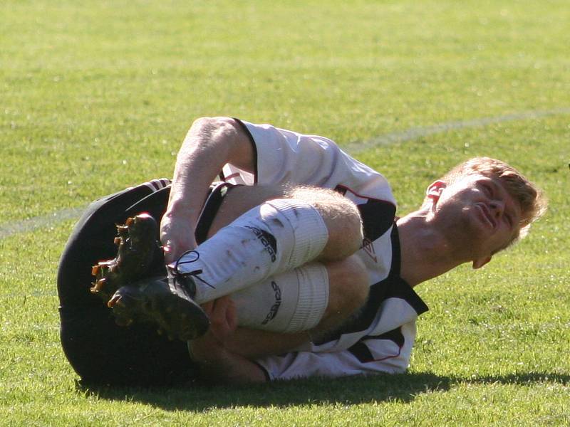 Fotbalisté Labského Kostelce (v černobílých dresech) rozstříleli v předposledním kole okresního přeboru Dolní Beřkovice 6:0.