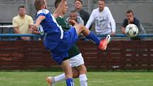 Fotbalisté mělnické Pšovky (v modrém) porazili ve druhém kole I. A třídy Čelákovice 1:0 po penaltovém rozstřelu.