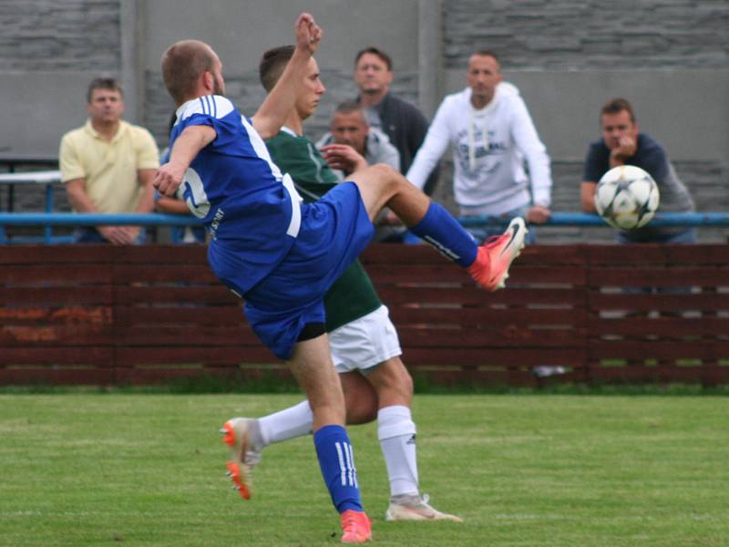 Fotbalisté mělnické Pšovky (v modrém) porazili ve druhém kole I. A třídy Čelákovice 1:0 po penaltovém rozstřelu.