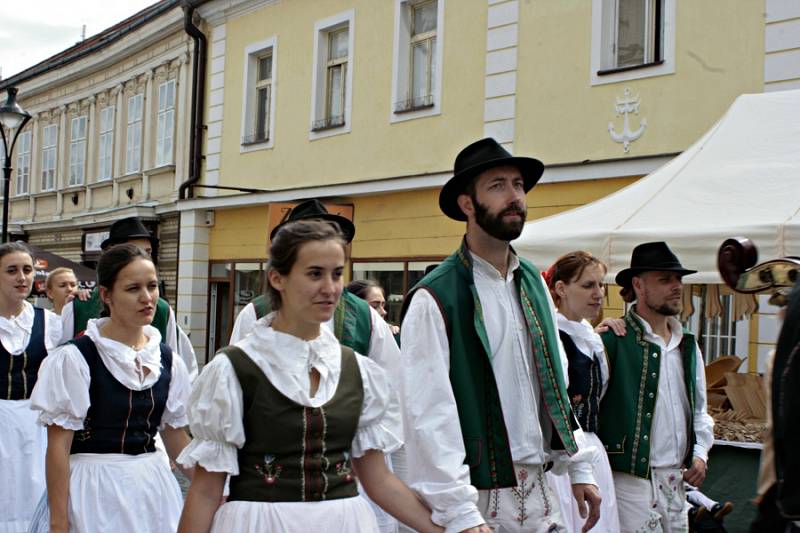 Mělník ožil letos již po jedenadvacáté folklórním festivalem Mělnický Vrkoč, který každý rok nabízí pestrou škálu lidových tradic z různých koutů republiky.