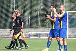 Fotbalisté Neratovic (v modrožlutém) porazili v domácím utkání divize B Tatran Rakovník 2:0.