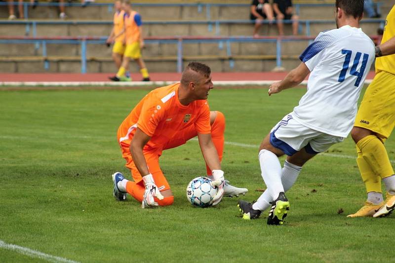 Neratovice (ve žlutém)  ve druhém kole divize B podlehly doma SK Kladno 0:2.