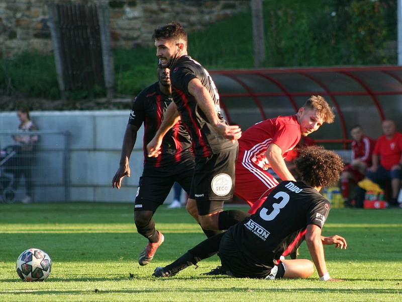 Fotbalisté třetiligových Záp (červenobílé dresy) vyřadili ve druhém kole Mol cupu Viktorii Žižkov, soupeře hrajícího o jednu soutěž výš porazili v penaltovém rozstřelu.