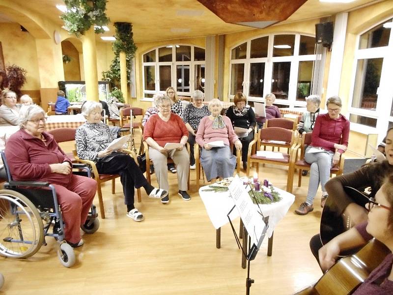 V rámci tradiční vánoční akce Deníku – Česko zpívá koledy se ve středu 11. prosince zpívalo také v Domě Kněžny Emmy v Neratovicích.