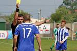 Fotbalisté Libiše (v modrobílém) podlehli na domácím hřišti Hostouni vysoko 0:4.