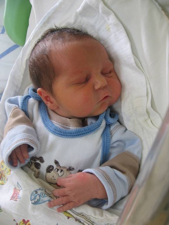 Mathias Vaňo se rodičům Monice a Gabrielovi z Neratovic narodil v mělnické porodnici 18. března 2016, vážil 3,95 kg a měřil 51 cm. Na brášku se těší sourozenci.