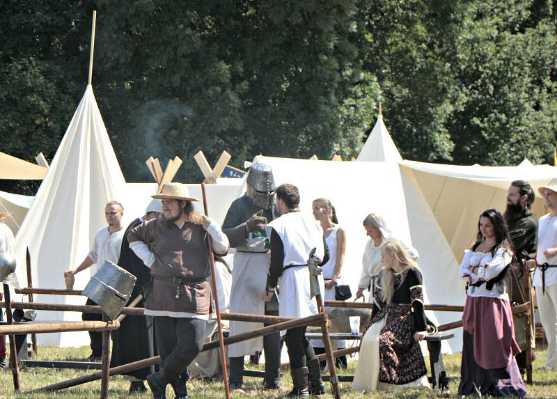 Hořinský park opět po roce ožil rytířským kláním, šermem a středověkou hudbou.