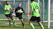 Fotbalisté Sokola Libiš (v modrém) porazili v domácím utkání 6. kola divize C Benátky nad Jizerou 2:1.
