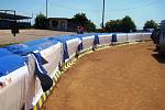Instalování bezpečnostních bariér na plochodráním stadionu ve Mšeně
