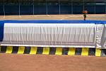Instalování bezpečnostních bariér na plochodráním stadionu ve Mšeně