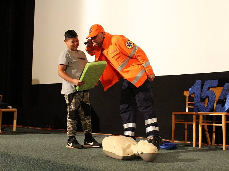 V úterý 17. října předškoláci a žáci nejnižších ročníků místních základních škol, kteří dorazili do kinosálu Kulturního a společenského střediska VLTAVA, prožili příjemné dopoledne se záchranářem Markem Hylebrantem.