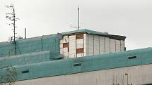 Neratovická nemocnice přišla vlivem silného větru o část plechové střechy.