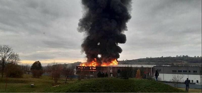 V Kralupech nad Vltavou ve čtvrtek vypukl požár v průmyslové hale.