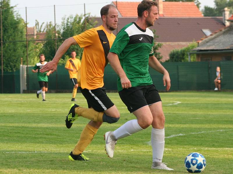 Fotbalisté Čečelic (v zeleném) v prvním utkání po návratu do okresního přeboru porazili Velký Borek 2:1.