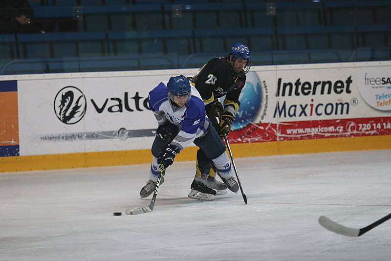 Hokejisté Rakovníka (v černém) vyhráli v dalším kole Krajské ligy na ledě Kralup nad Vltavou 4:3.