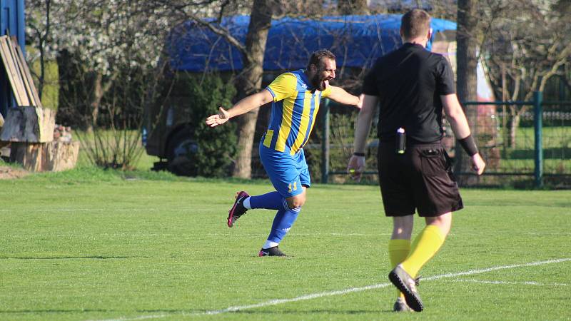 Fotbalisté Byšic otočili domácí utkání s Bakovem a na jaře poprvé oslavili tři body.