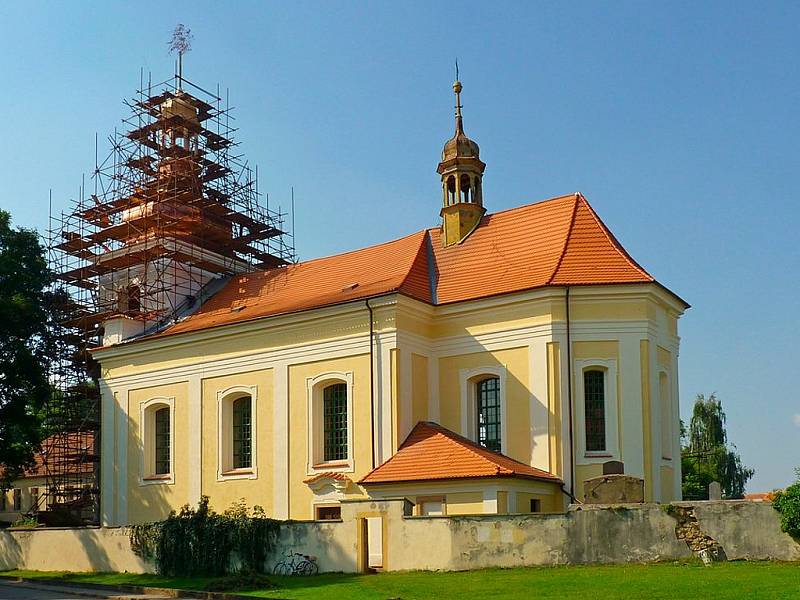 Kostel Nanebevzetí Panny Marie dostal krásnou žlutobílou fasádu.