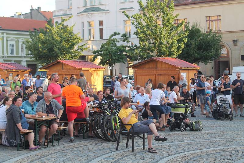 Koncert kapely Docuku z Valašského Meziříčí na náměstí Míru v Mělníku.