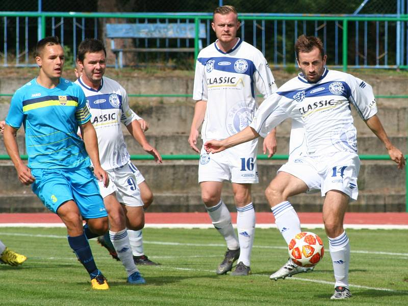 Fotbalisté Neratovic (v modrém) porazili ve druhém kole Fortuna divize B SK Kladno 2:1.