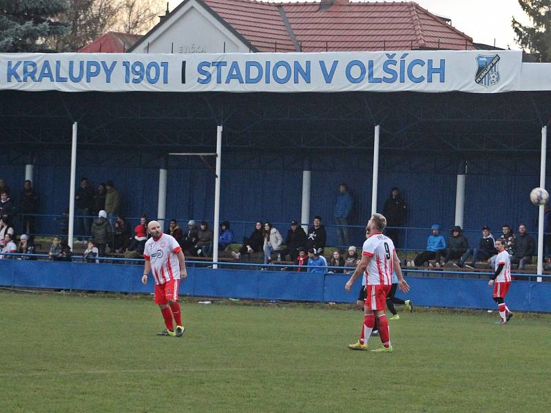 IV. třída, 12. kolo: FK Kralupy 1901 B (v modrých dresech) - Čechie Kralupy (3:0)