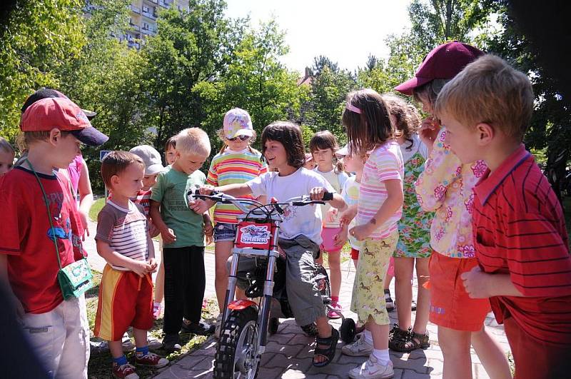 Z dětí ve školce Motýlek se stali motorkáři