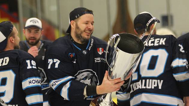 Hokejisté HK Kralupy porazili na jaře ve druhém finále HC Junior Mělník na jeho ledě 5:1 a oslavili titul ve středočeské krajské lize.