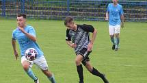 Fotbalisté Kralup (v modrém) porazili na domácím hřišti v rámci pátého kola I. B třídy Kosmonosy B 1:0. Jedinou branku vstřelil po změně stran Matěj Řenč z pokutového kopu.