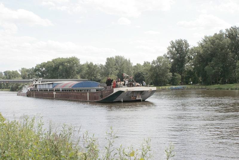 Náplavka před vinařstvím Bettiny Lobkowitz se v pátek zaplnila desítkami lidí převážně v námořnickém oblečení, kteří čekali na připlouvající loď Tajemství.