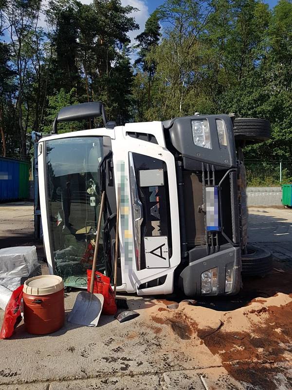 Jednotky Hasičského záchranného sboru Mělník a Sboru dobrovolných hasičů Mělník Blata vyjely ve středu odpoledne k převrácenému nákladnímu automobilu na boku, ve kterém byl uvězněný řidič.