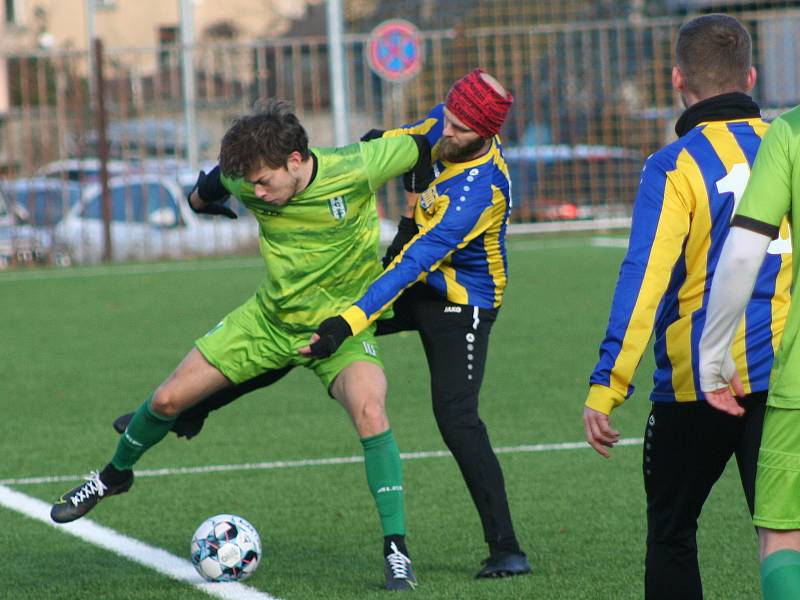 Fotbalisté FK Neratovice/Byškovice (žlutomodré dresy) v prvním přípravném utkání podlehli třetiligovému FK Loko Vltavín 3:4.