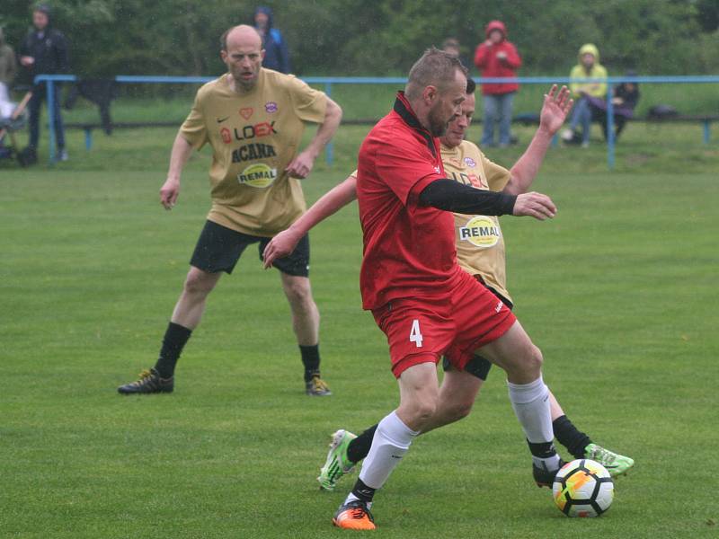 Fotbalisté Real top Praha porazili v charitativním utkání starou gardu Kojetice (v červeném) 8:3.