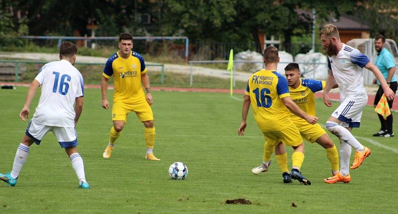 Neratovice (ve žlutém)  ve druhém kole divize B podlehly doma SK Kladno 0:2.
