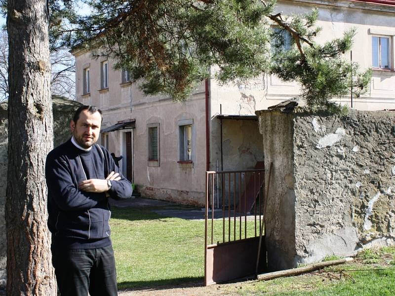 Peter Kováč působí v neratovické farnosti. Bydlí na faře v Kojeticích, mše slouží především v Lobkovicích. Oblast, kterou má ve správě, sahá až k Vojkovicím.